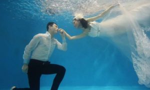 underwater pool prewedding